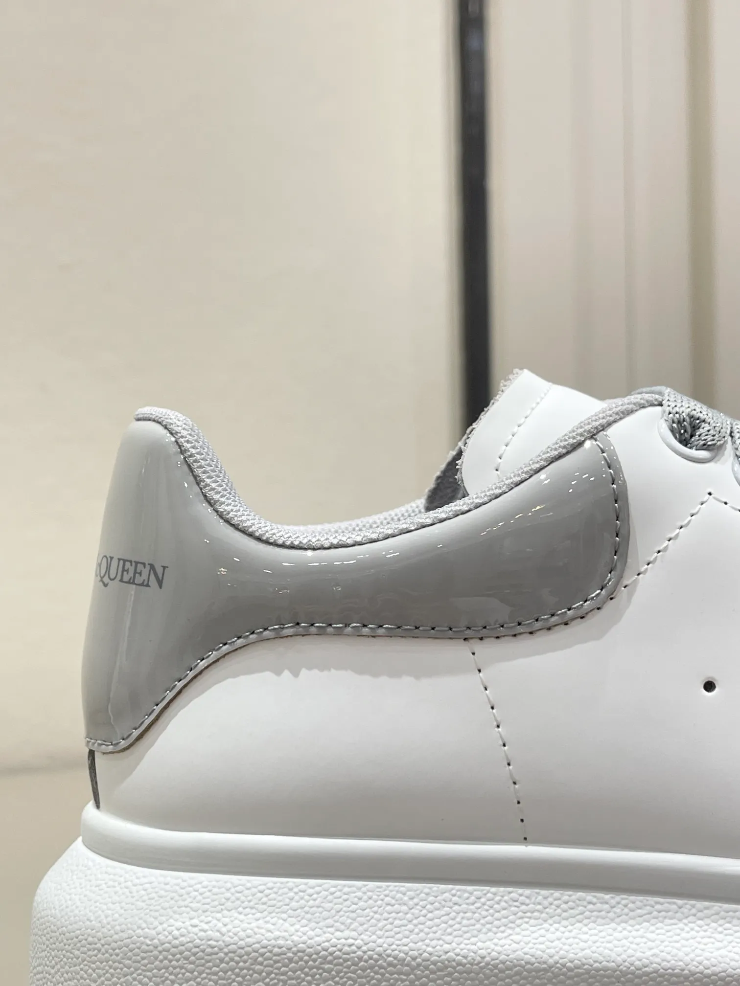 👟👟Ex-factory price 480👟👟 Women's shoes, women's clothing 𝘼𝙡𝙚𝙭𝙖𝙣𝙙𝙚𝙧 𝙈𝙘𝙌𝙪𝙚𝙚𝙣 (high-end quality colors will be added one after another) ) 💛💚McQueen couple thick-soled series of white shoes 🔸Upper: top-layer waxed silk cowhide (EU 3A standard) 🔸Inner: water-dyed sheepskin 🔸Outsole: T👟👟Ex-factory price U vacuum original matte bottom Absolutely high version High cost performance Welcome to compare ✔ ❥Female size 35---40 ❥Male size 39---44 "Special size 34.45 can be customized without refund or exchange"